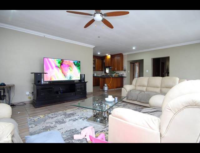 3 BEDROOM HOUSE FOR SALE IN THATCHFIELD